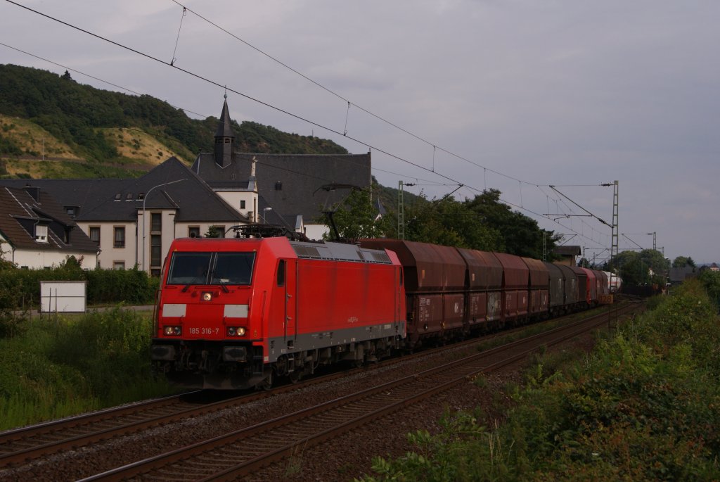 185 316-7 mit einem gemischten Gterzug in Leutesdorf am 02.07.2011