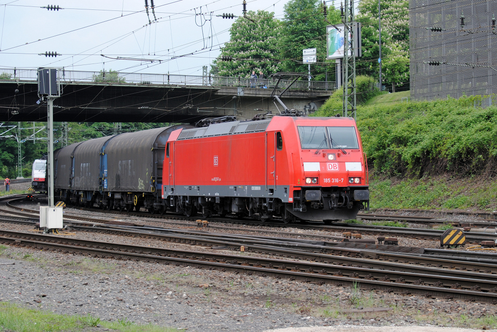 185 316-7 mit einem Gemischten aus K�ln kommend in Aachen West, am 21.5.2013