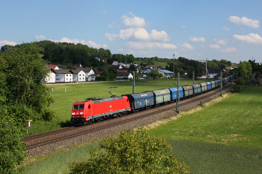 185 316 mit einem Gterzug am 28.05.2013 bei Ergoldsbach.