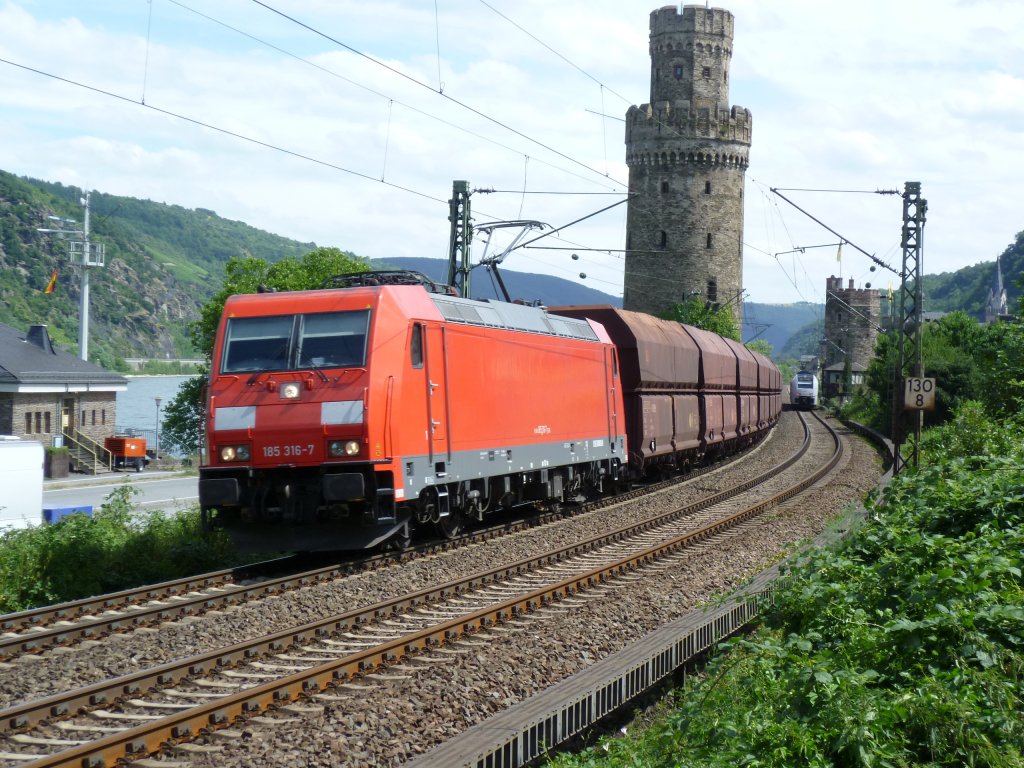 185-316 zieht am 15.7.10 einen Kohlewagenzug durch Oberwesel Richtung Koblenz.