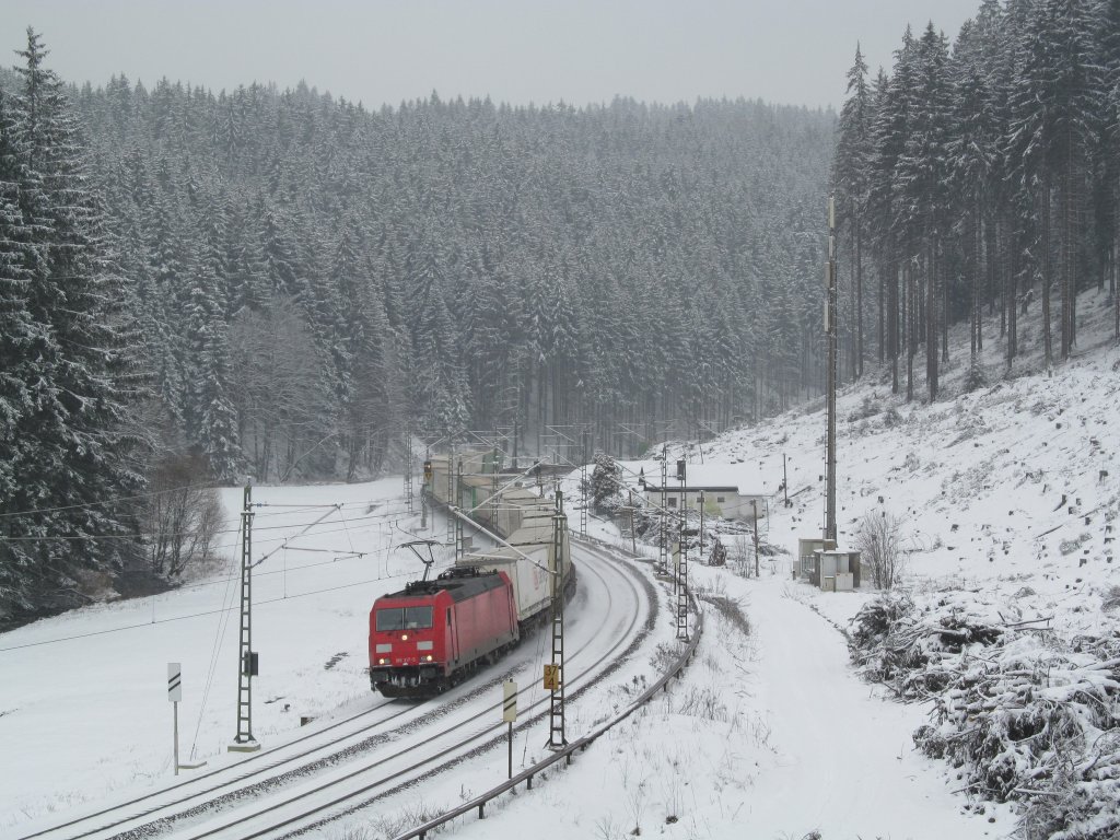 185 317-5 ist am 28. Januar 2012 mit einem KLV bei Frtschendorf unterwegs.
