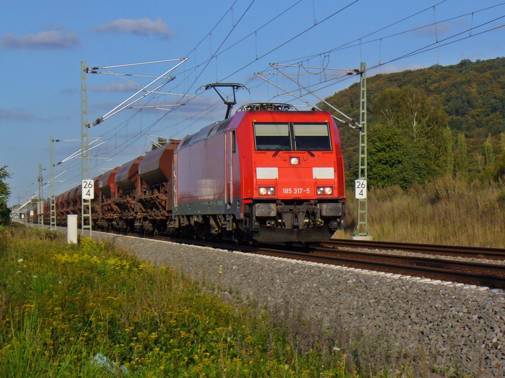 185 317-5 zieht einen Sandzug am 14.09.2011 bei Landstuhl in Richtung Homburg (Saar)
