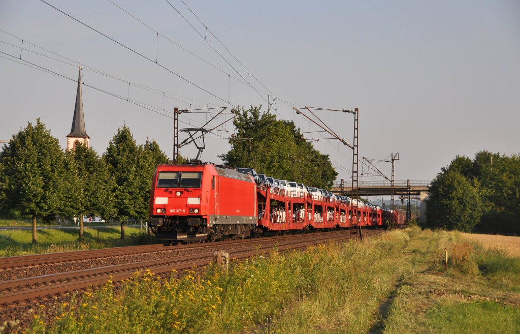 185 317 mit einem Autozug von Mercedes auf der Main-Spessart-Bahn Richtung Gemnden.Aufgenommen bei Thngersheim am 24.7.2012