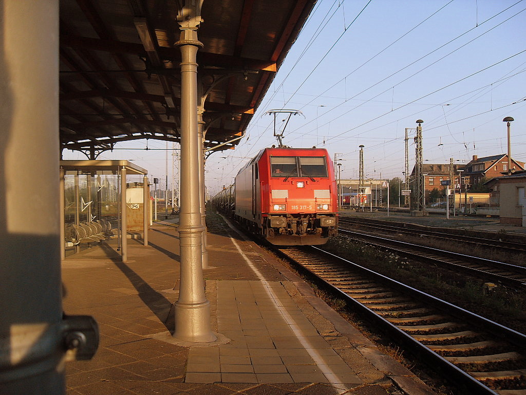185 317 mit einem Kesselzug am 16.07.2011 in Stendal.