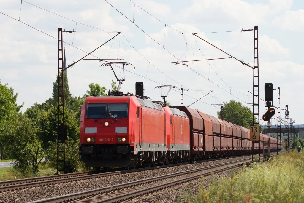 185 318-3 + 185 046-0 mit einem Kohlezug in Th�ngersheim am 31.07.2010