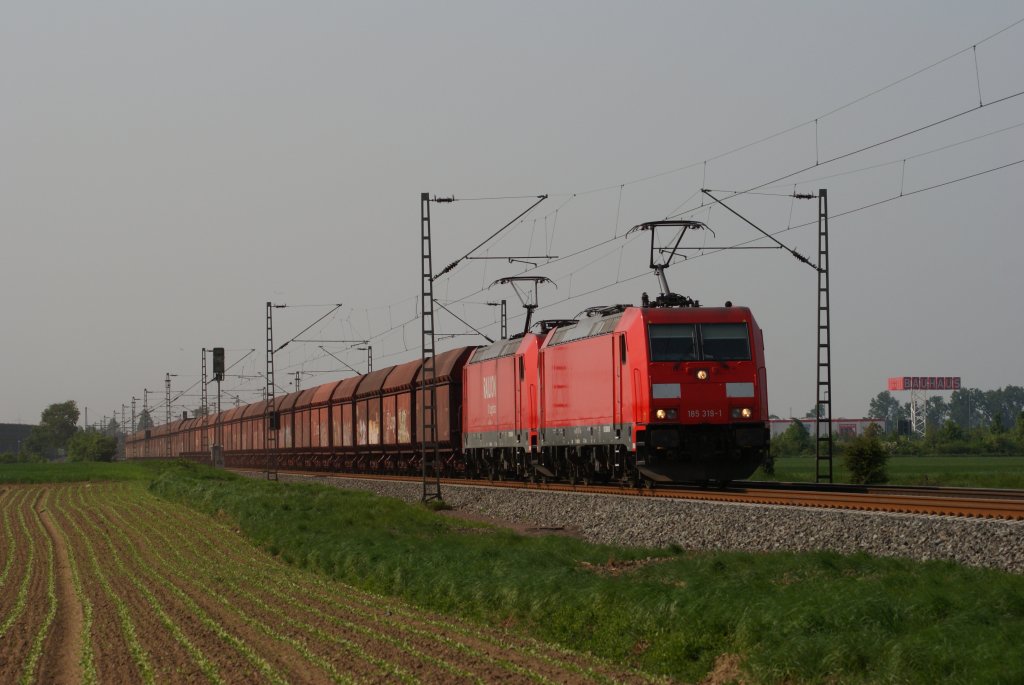 185 319-1 + 185 300-1 mit einem Kohlezug in Neuss-Allerheiligen am 30.04.2011
