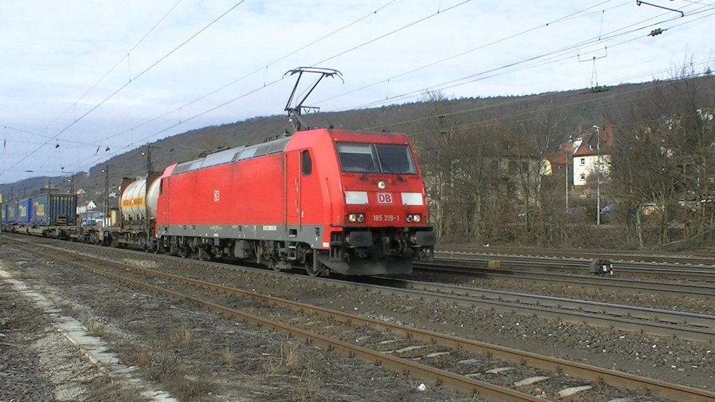 185 319-1 durchfhrt am 21.02.2012 mit einem Sattelauflieger- / Containerzug Gemnden am Main in Richtung Wrzburg.