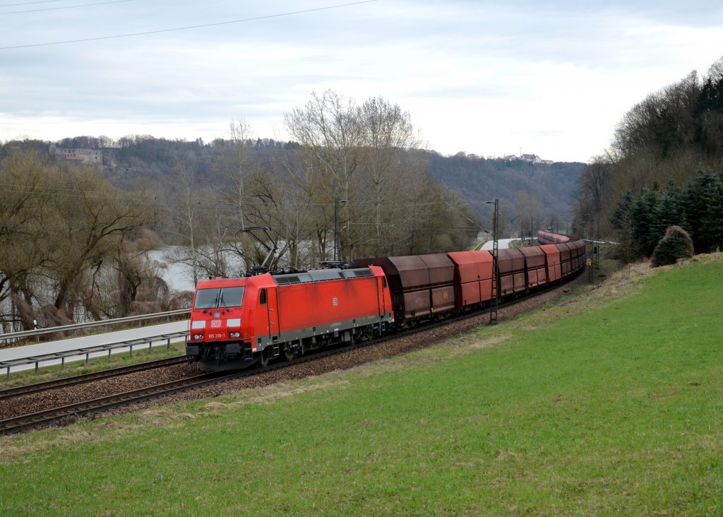 185 319 mit einem Erzzug am 14.04.2013 bei Pleinting.
