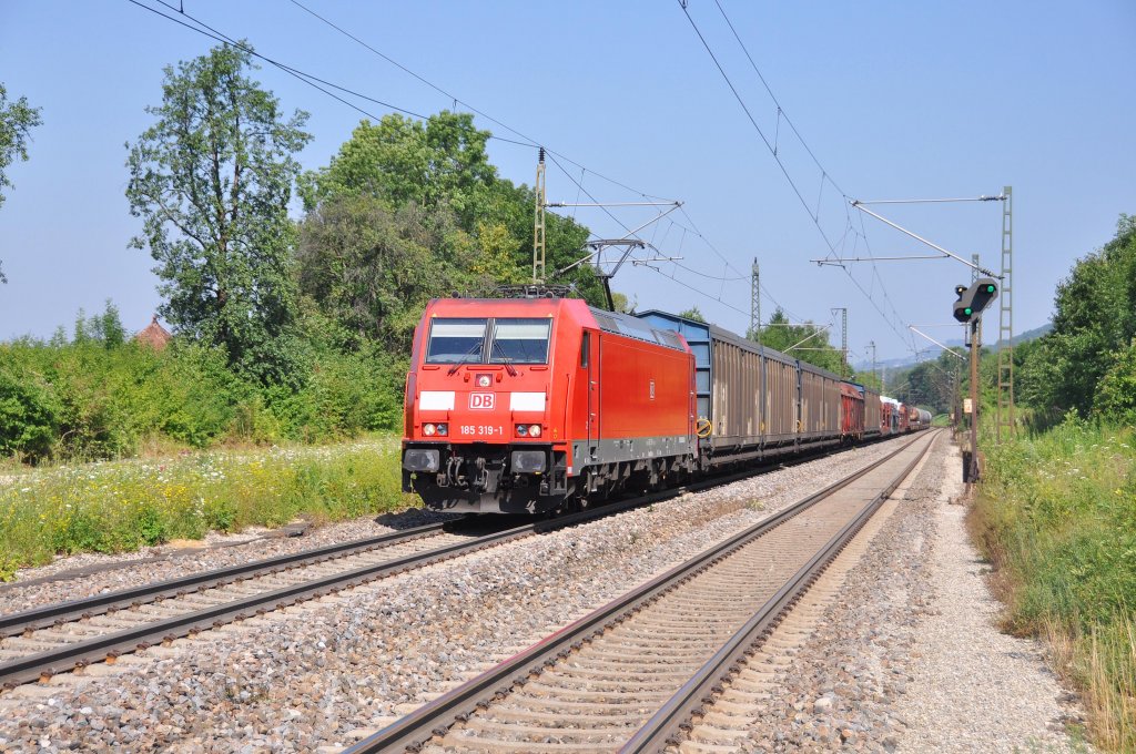 185 319 mit einem gem.Gterzg auf der Filsbahn in Richtung Mnchen.Bild entstand in Gingen(Fils)am 27.7.2012