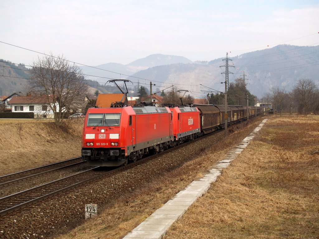 185 320 und 185 203 mit einem Papierzug am 26.02.2011 unterwegs bei St�bing