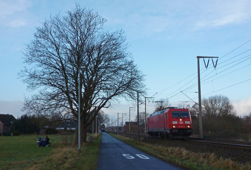 185 320-9 fuhr am 27.12.2012 als Lokzug von Emden nach Drpen, hier in Leer.