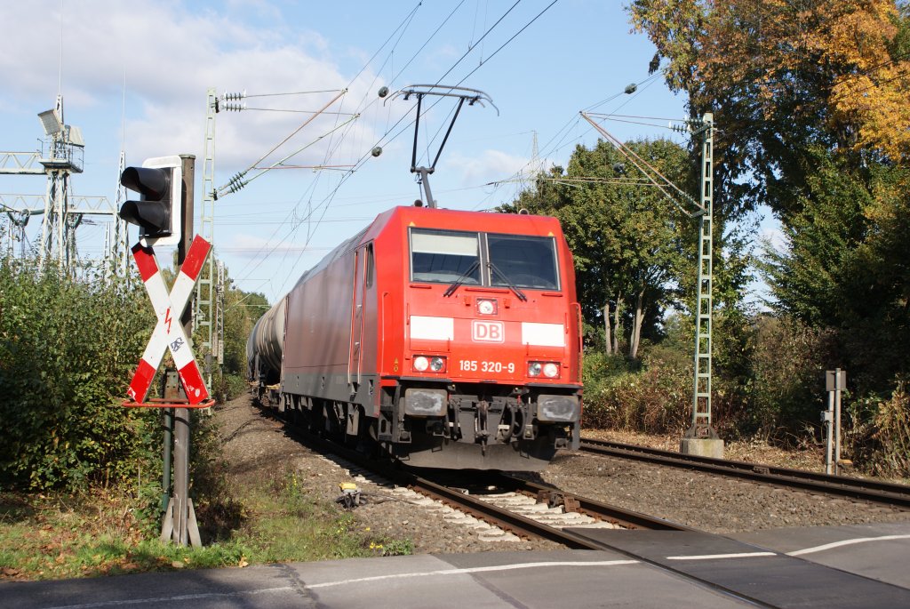 185 320-9 mit Kesselwagenzug am Km 28,190 in D�sseldorf Eller am 15.10.2009
