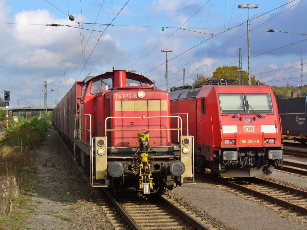 185 320-9 steht abgestellt nebenbei rangiert 294 876-8 mit einen Gterzugam 20.10.2011 in Einsiedlerhof