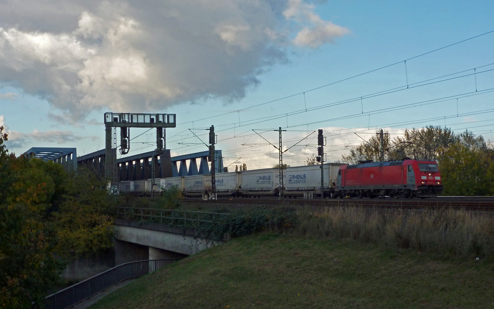 185 321-4 am 27.10.2012 mit einem KLV-Zug bei den hamburger Sderelbbrcken.