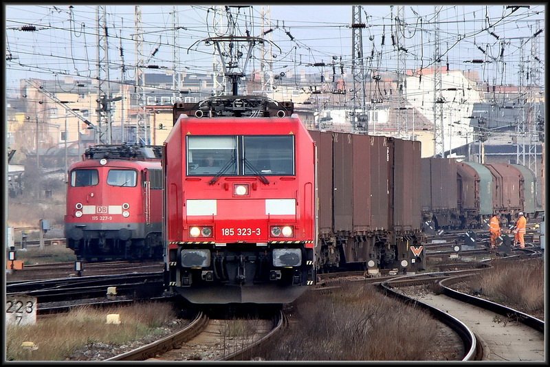 185 323-3 mit einem Umleiterg�terzug n.Mukran.  Stralsund am 09.04.09 