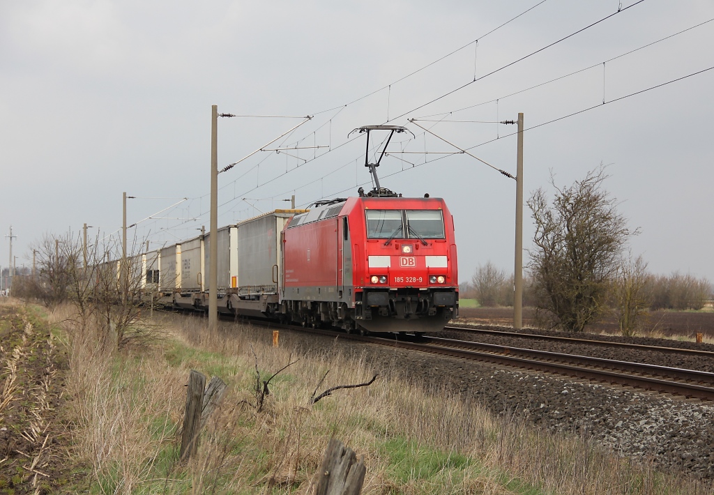 185 328-9 mit KLV-Zug in Fahrtrichtung Hamburg. Aufgenommen am 11.04.2012 bei Oeversee/Frrup.