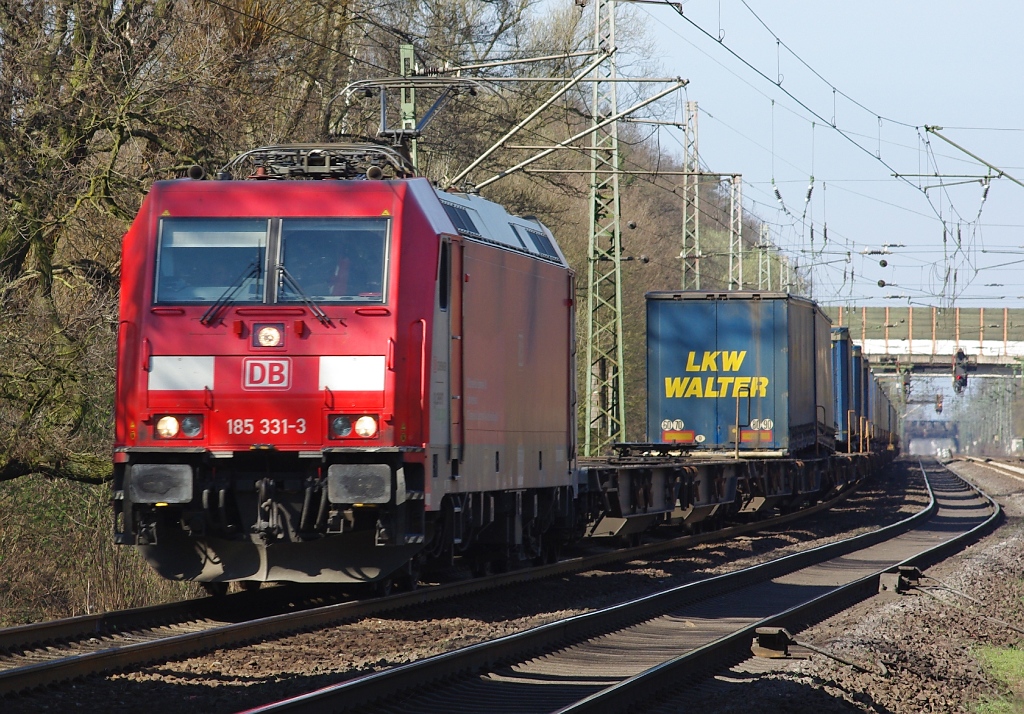 185 331-3 mit dem LKW-Walter-Zug in Fahrtrichtung Hannover. Aufgenommen am 02.04.2011 in Dedensen-Gmmer.