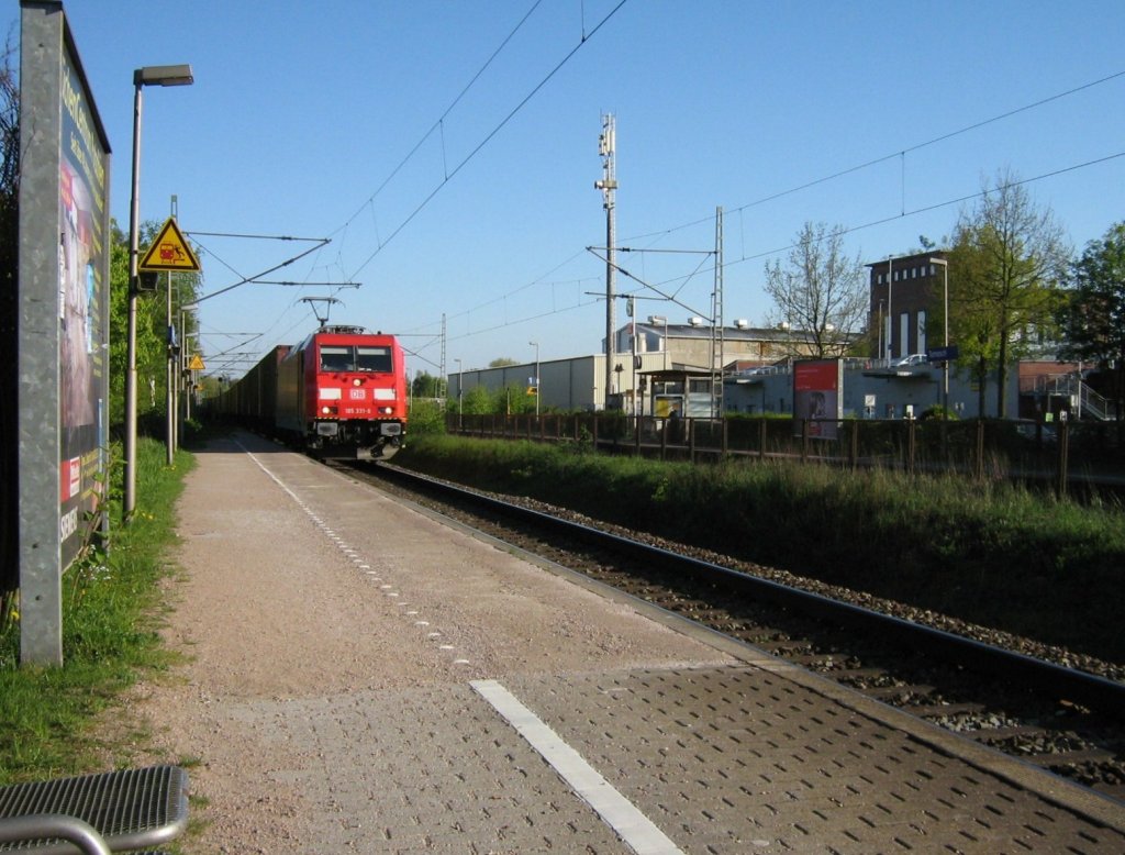 185 331-6 mit einem gemischten Gterzug von Hamburg nach Flensburg bei der Durchfahrt durch den Bahnhof Tornesch am 23.04.2009