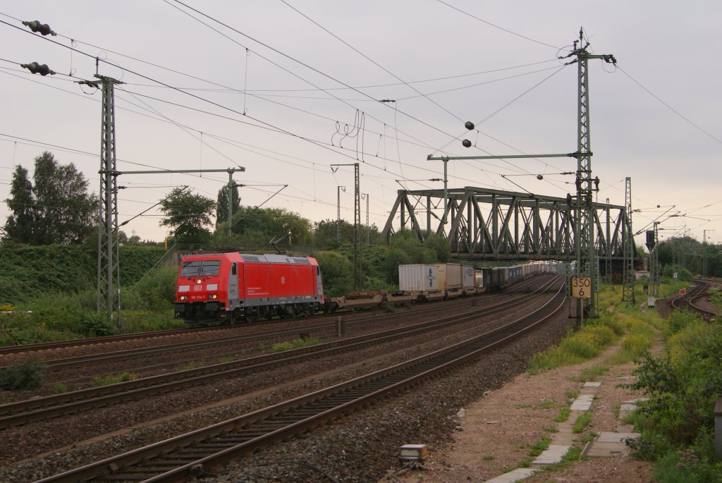 185 334-7 mit einem Containerzug in Veddel (Ballinstadt) am 18.08.2011