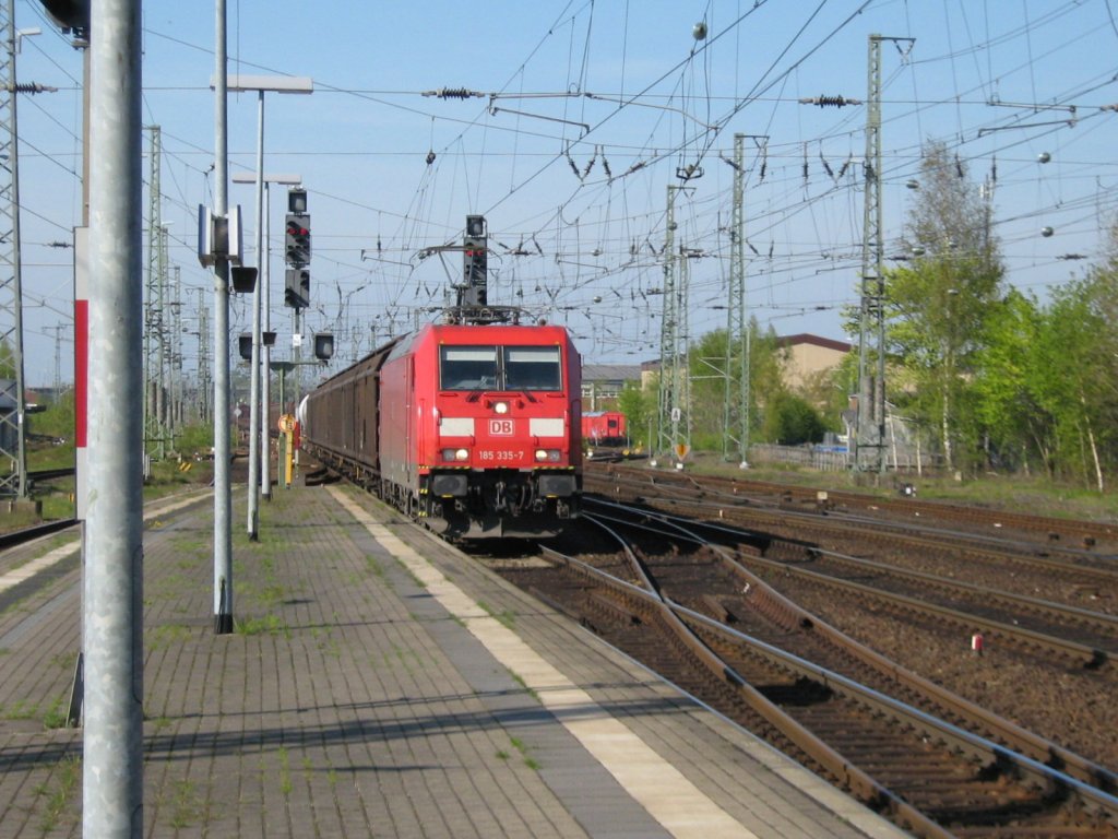 185 335-7 mit einem gemischten Gterzug aus Flensburg  kommend bei der Durchfahrt durch den Bahnhof Neumnster nach Hamburg am 23.04.2009