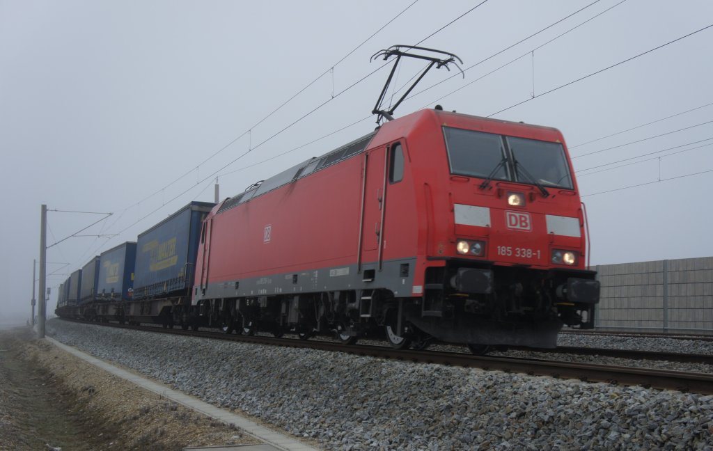185 338-1 mit durcheilt mit einem KLV-Zug am Morgen des 24.11.11 den oberbayerischen Nebel bei Hattenhofen.