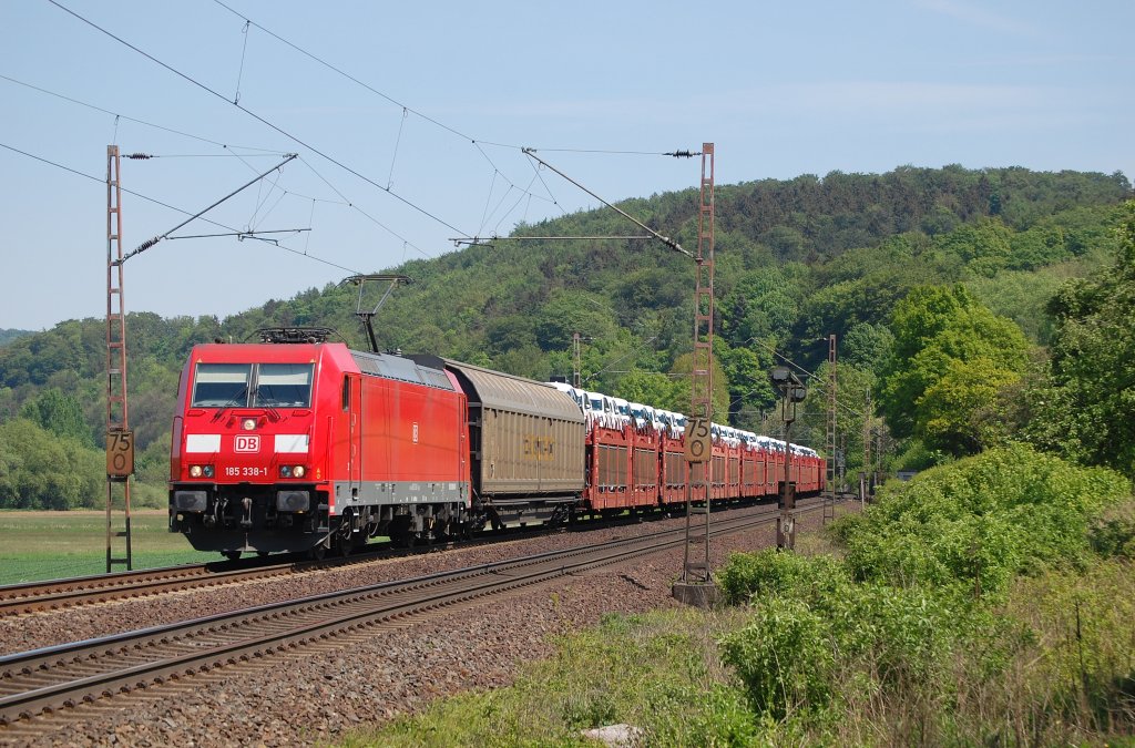 185 338-1 mit gemischten Gterzug am 07.05.2011 kurz vor Einbeck-Salzderhelden.