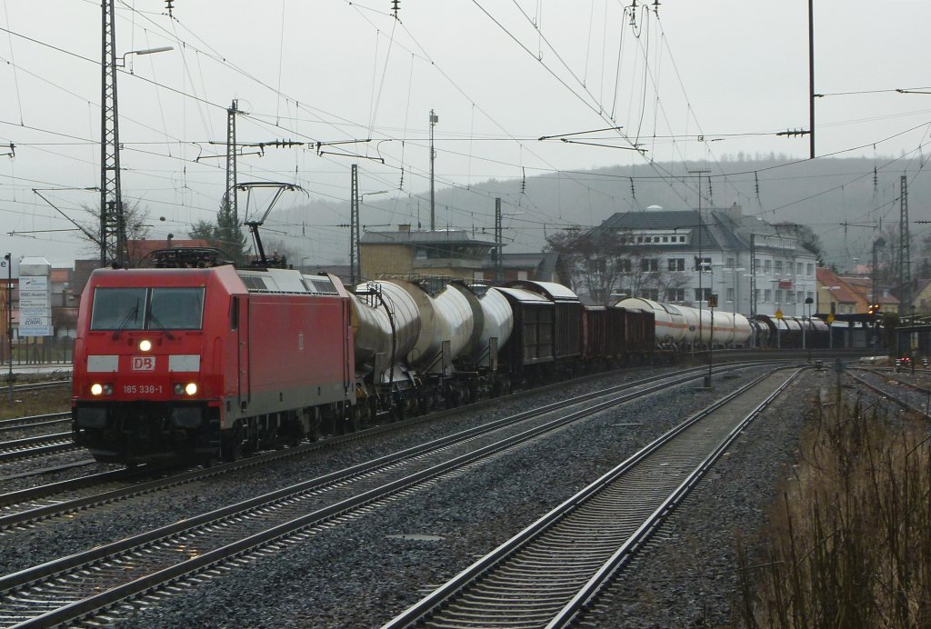 185 338-1 zieht am 06.01.2012 einen gemiscten Gterzug durch Sssen