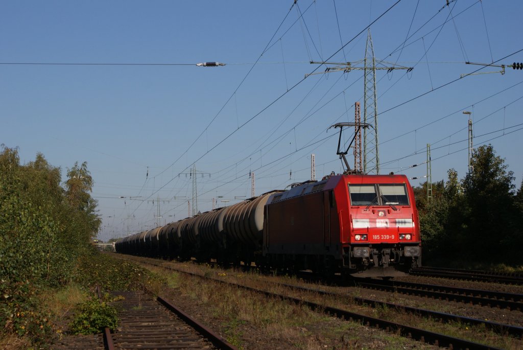 185 339-9 mit einem Kesselwagenzug in Ratingen-Lintorf am 09.10.2010