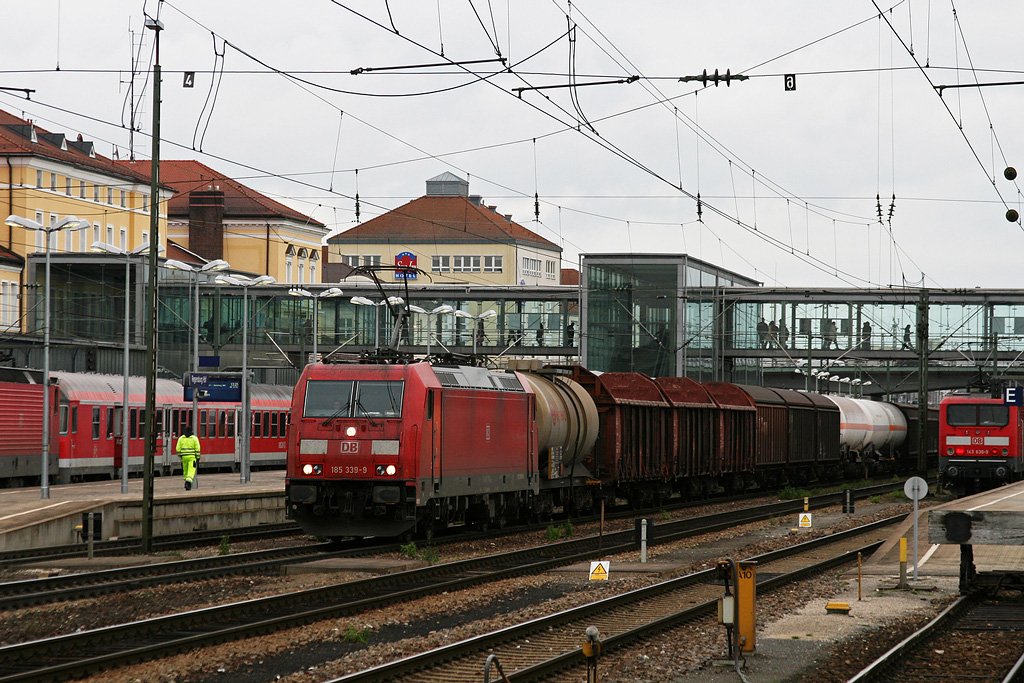 185 339 mit einem gemischten Gterzug am 03.11.2009 in Regensburg.