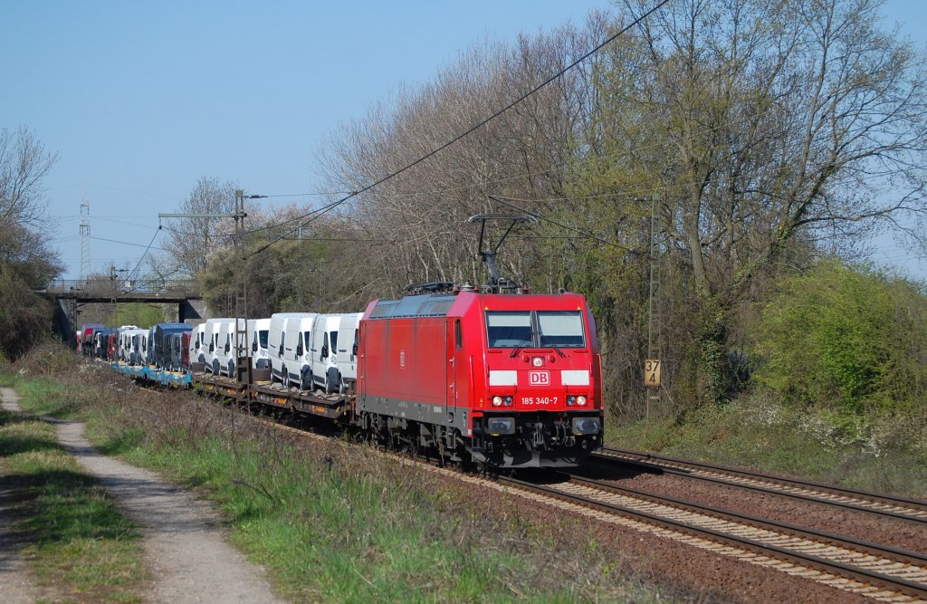 185 340-7 mit einem Autozug am 17.04.2010 durch Ahlten -> Lehrte