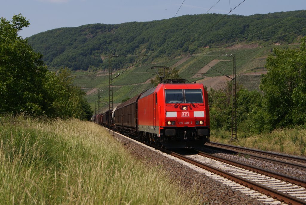 185 340-7 mit einem gemischten G�terzug in Osterspai am 04.06.2011