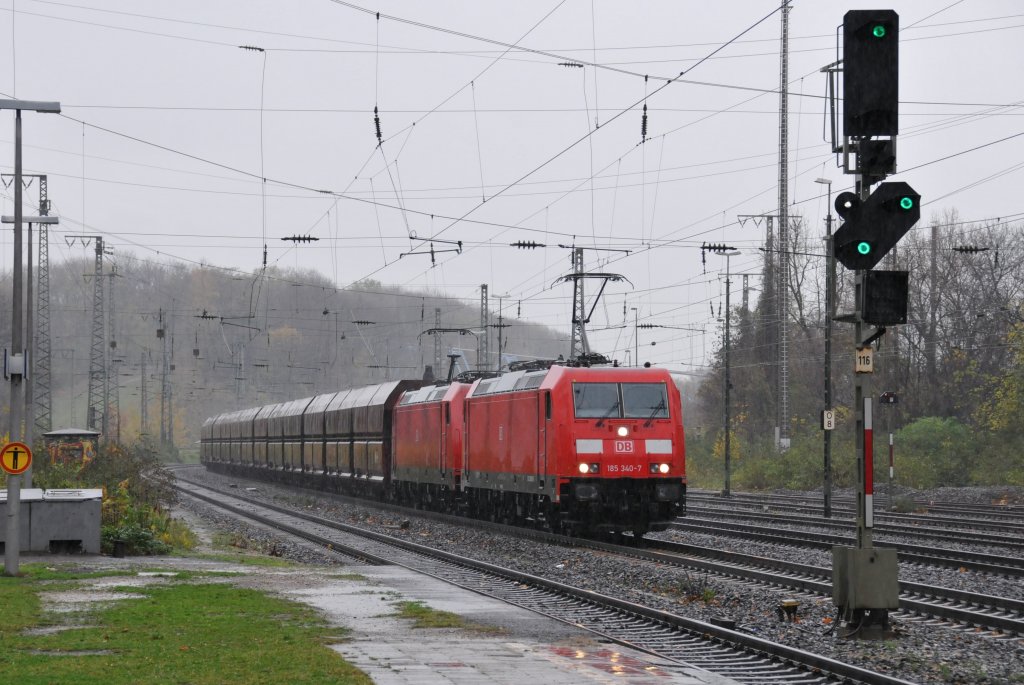 185 340-7 und Schwesterlok ziehen einen Kohlezug durch K�ln-West. An dieser Stelle ein Gruss an die jungen Fotografenkollegen. Aufgenommen am 13/11/2010.