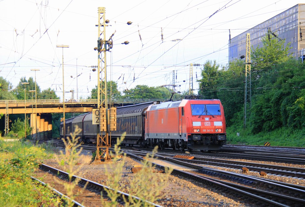185 341-5 DB fhrt als Schubhilfe sie schiebt einen Papierzug von Aachen-West nach Belgien bis zum Gemmenicher-Tunnel.Vorne fhrt die Cobra 2826 bei der Abendsonne am 4.7.2012.