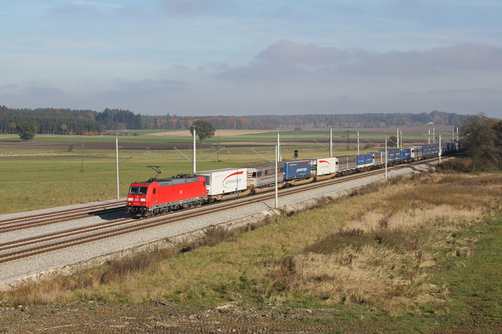 185 341 mit einem KLV Zug am 29.10.2011 bei Hattenhofen.