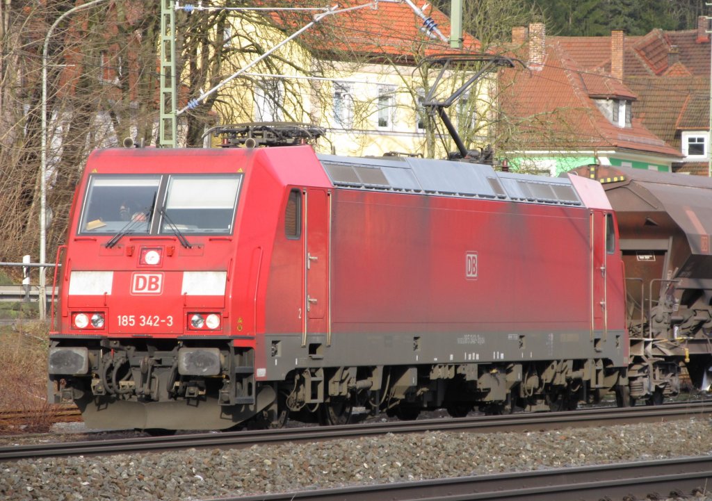 185 342-3 steht am 15. Januar 2011 mit einem Getreidezug auf Gleis 4 in Kronach.