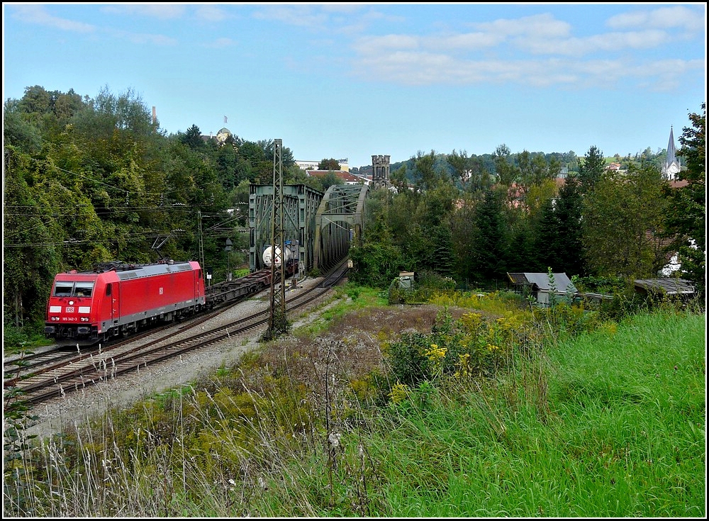 185 342-3 zieht am 16.09.2010 einen Gterzug ber die Innbrcke in Passau, kurz bevor sie die Grenze zu sterreich erreicht. (Jeanny) 