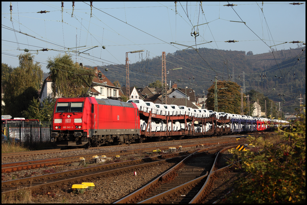 185 342 (9180 6185 342-3 D-DB) hat diesmal die Traktion des CSQ  AUDI-Express , Ingolstadt-Nord - Osnabrck Rbf, bernommen und konnte bei der Durchfahrt von Hohenlimburg abgelichtet werden. (13.10.2010)