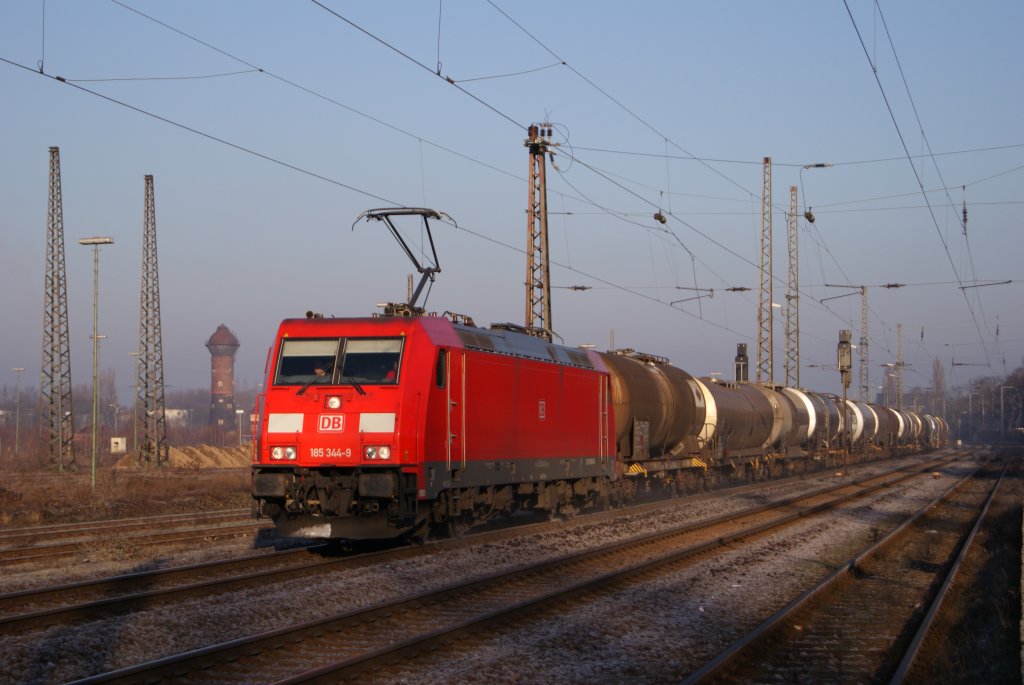 185 344-9 mit einem Kesselwagenzug in Duisburg-Bissingheim am 29.01.2011