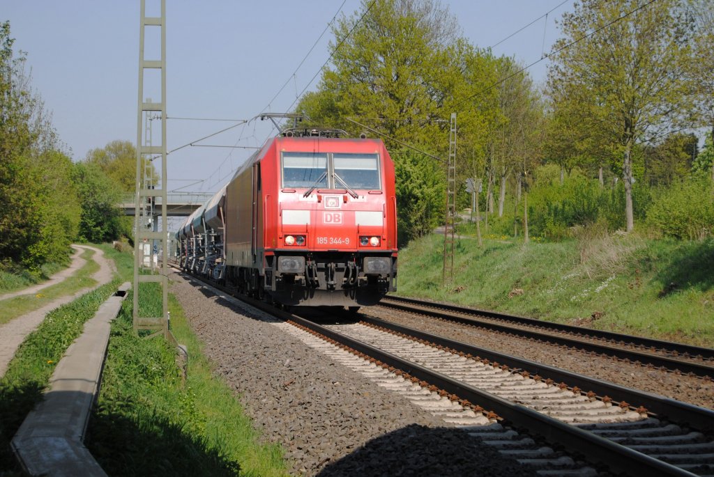 185 344-9 mit einem kurzem Gibszug bei Geilenkirchen, am 18.4.11 in Richtung Aachen.