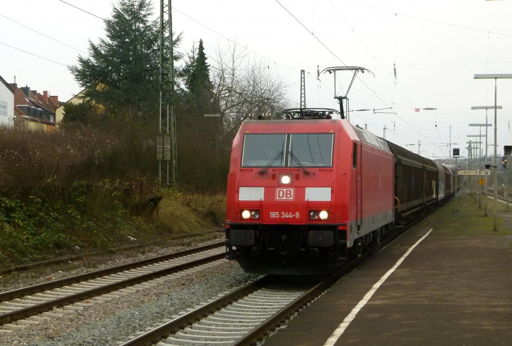 185 344-9 zieht am 28.12.2011 einen Schiebebwandwagenzug durch Saarbrcken Burbach