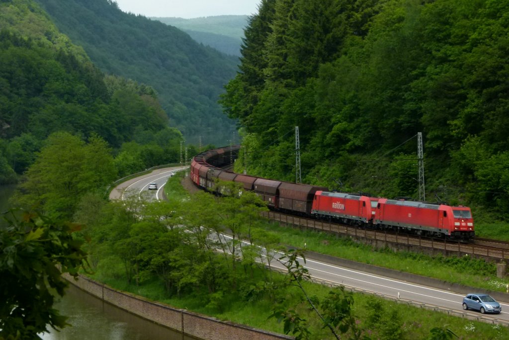185 345-6 und 185 222-7 sind mit einem Kohlezug am 22.05.2012 bei Mettlach