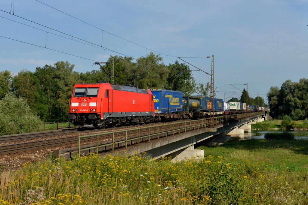 185 345 mit einem KLV am 02.08.2012 bei der berquerung der Isar in Plattling.