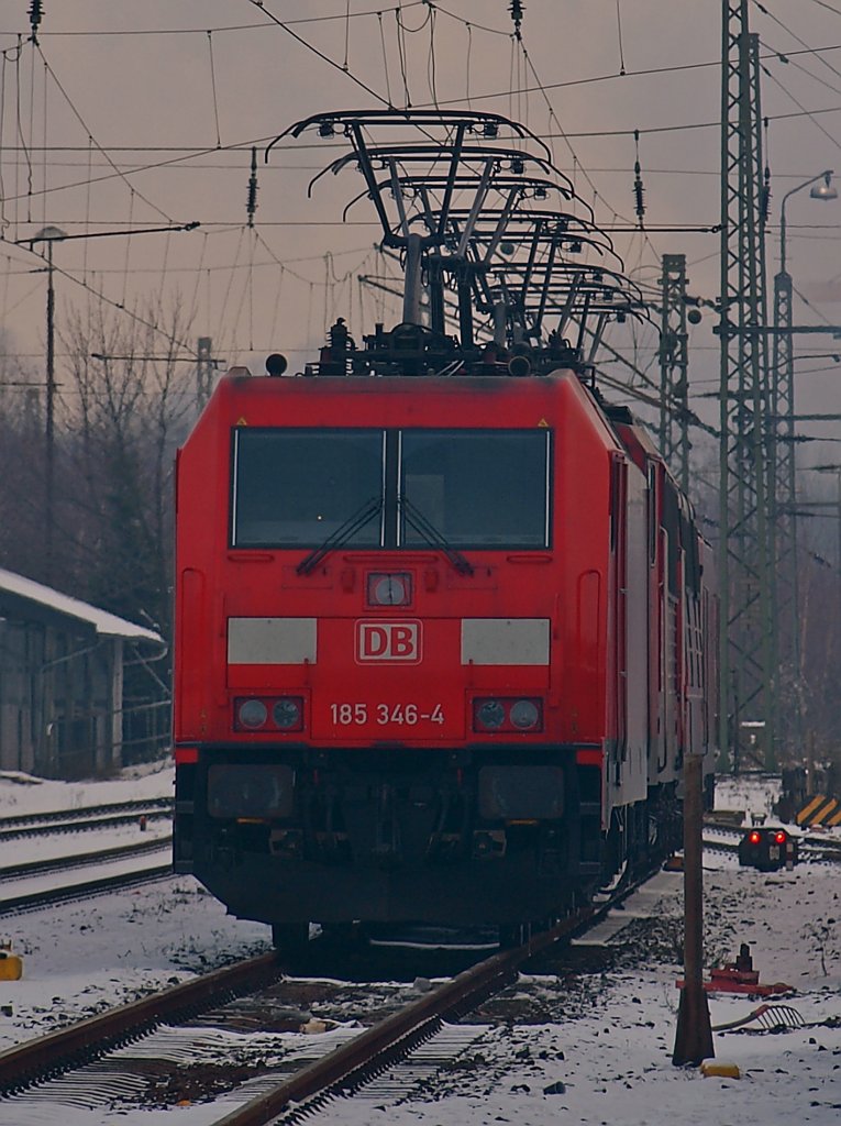 185 346-4 steht am 14.12.2010 vor drei anderen Lok`s in Aachen West warm mit den Stromabnehmern am Draht abgestellt.