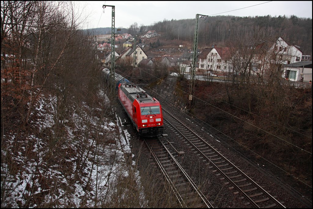 185 346 (9180 6185 346-4 D-DB) durchfhrt mit einem Kesselwagenzug das Stdtchen Heigenbrcken in Richtung Wrzburg. (14.03.2010)