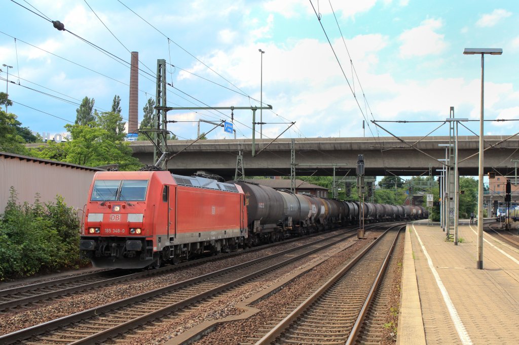 185 348-0 mit Kesselwagenzug am 31. Juli 2013 in HH-Harburg.