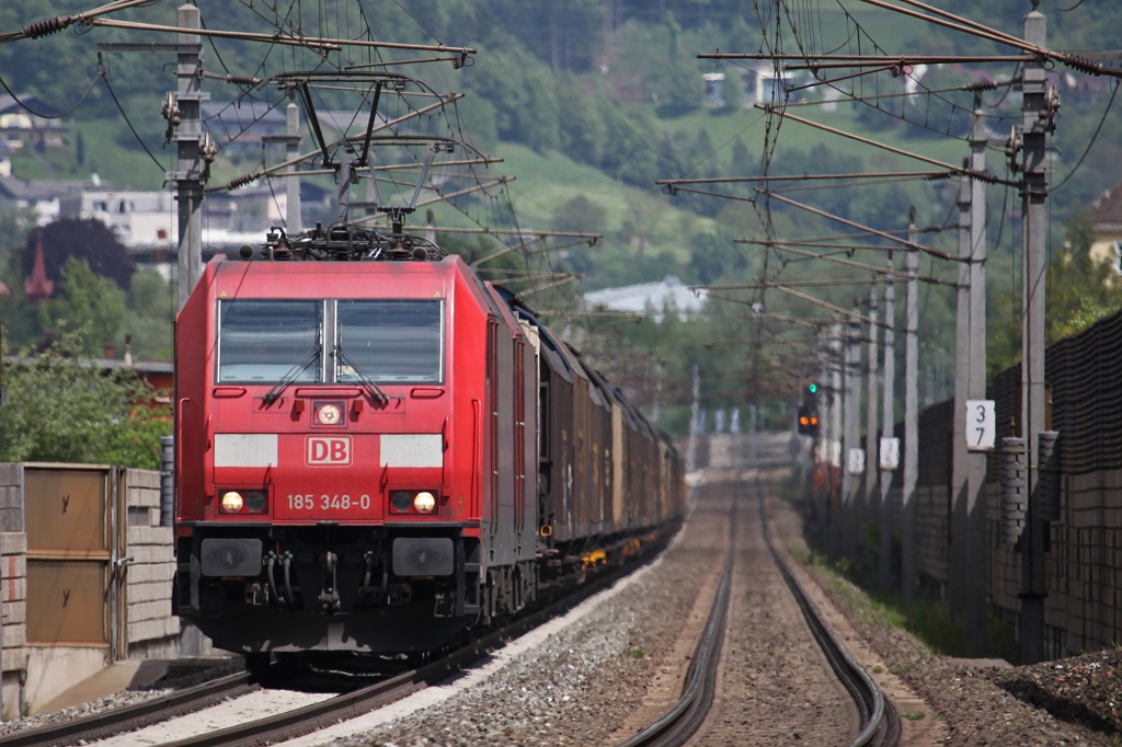 185 348 und 185 340 ziehen am 15.05.2013 Zug 48930 bei Oberaich durchs Murtal.