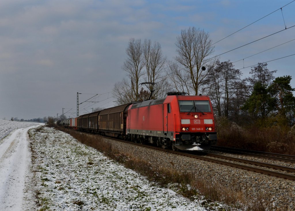 185 348 mit einem Gterzug am 08.12.2012 unterwegs bei Langenisarhofen.