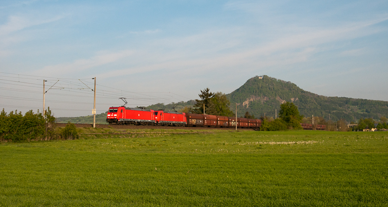 185 349-8 und 185 353-0 mit einem Kohlezug am 23. April bei Welschingen.