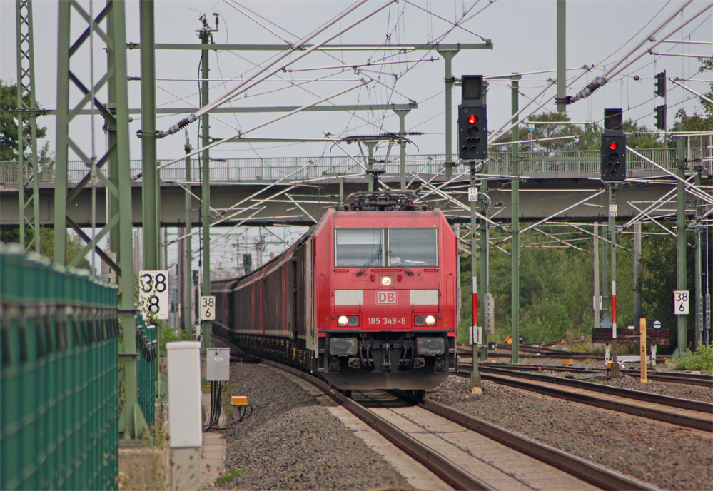 185 349-8 mit einem G�terzug Richtung Aachen-West bei der Durchfahrt in D�ren, 22.8.10
