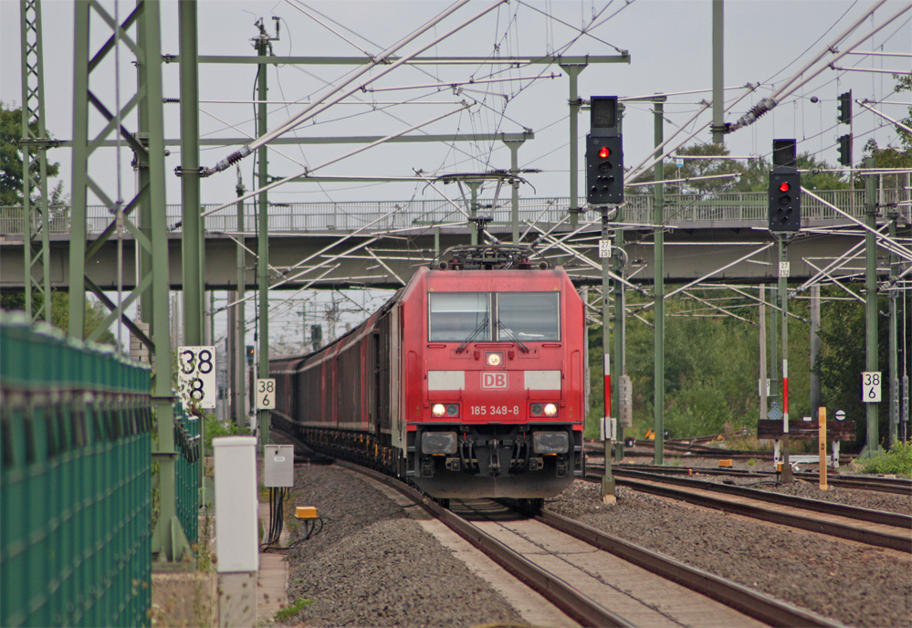 185 349-8 mit einem Gterzug Richtung Aachen-West bei der Durchfahrt in Dren, 22.8.10
